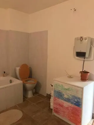 Chambre,salle De Bain,terrasse * Saint-Gilles (Gard)